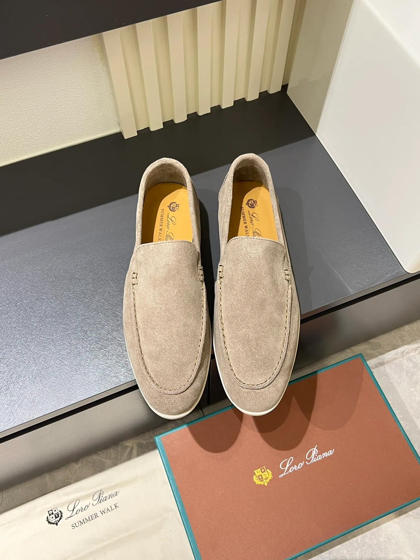 Men's shoes 💰p360 "Loro men's shoes 💰pian'*" Classic L men's shoes for couples 💰p Top version British flat loafers, a must-have item in old money style, the minimalist design is eye-catching and durable, a plus point for dressing The soft foot feel and texture are outstanding. They don’t scratch your feet and are very nice. They are matched with soft and waxy soles. They can be worn daily for a long time without getting tired. They are easy to wear, versatile and classic items, with perfect foot feel and texture! Imported cashmere fabric, the lining is made of imported A-grade water-dyed cow lining, the top version of the genuine leather midsole is sewn with pure handmade mark thread! Size: Female 35-40 (34. Customized) Male 38-44 (45.46. Customized)